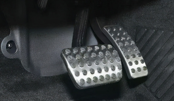 自動擋的剎車太靈敏了怎么辦 根據(jù)路況適當踩剎車（調(diào)整剎車）