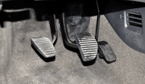 手動擋只踩剎車不踩離合會熄火嗎 會出現(xiàn)熄火（要同時來操作）