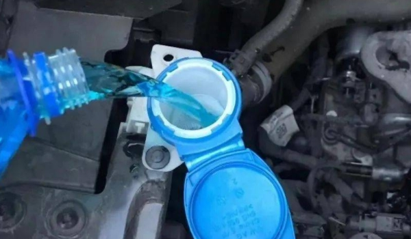 玻璃水凍了怎么解凍什么方法最快 車輛放入暖庫(kù)解凍最快