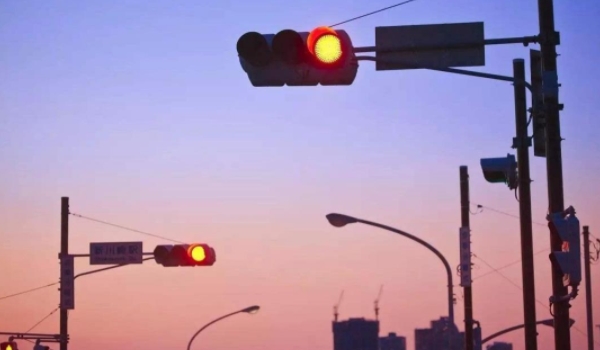 闖紅燈100%能被拍下嗎 闖紅燈時有監(jiān)控是100%能被拍下