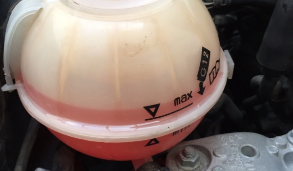 汽車防凍液的作用 防凍、防腐、防水垢、防開鍋（兩年或4萬公里）