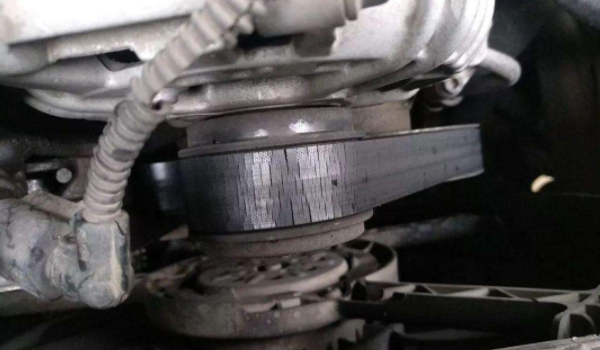 發(fā)動機皮帶換一套多少錢 更換的價格是500-1000元（出現異響及時檢查）