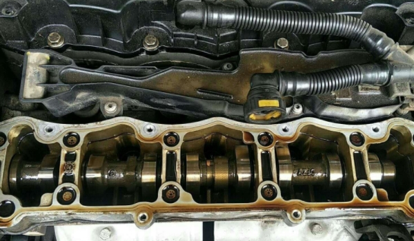 發(fā)動(dòng)機(jī)漏機(jī)油怎么處理 更換氣門墊、機(jī)油濾芯、檢查密封膠