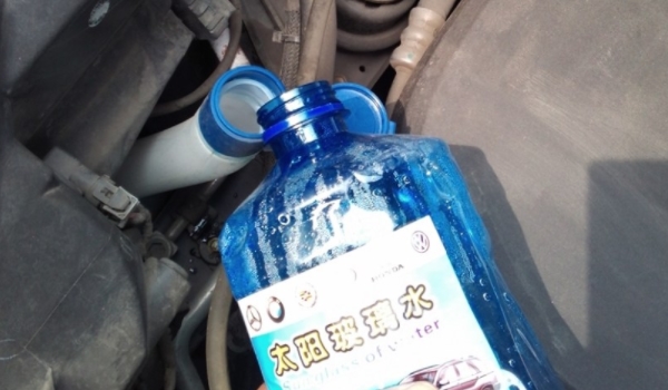 吉利星越L什么加玻璃水 在發(fā)動機艙內(nèi)玻璃水壺內(nèi)添加