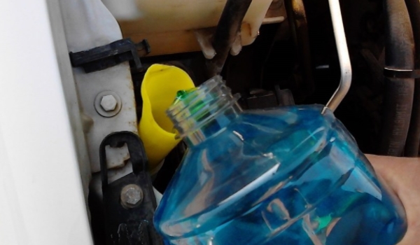 吉利星越L什么加玻璃水 在發(fā)動機艙內(nèi)玻璃水壺內(nèi)添加