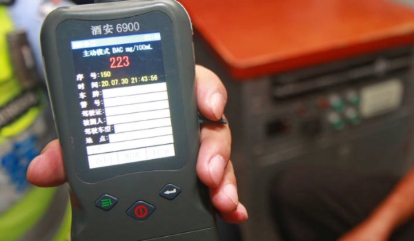 喝多少酒算酒駕 血液酒精含量100毫升大于等于20mg，小于80mg是酒駕