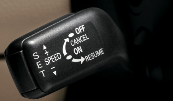 定速巡航怎么用 按下控制按鍵可以打開和關閉（SET+/SET-設置速度）