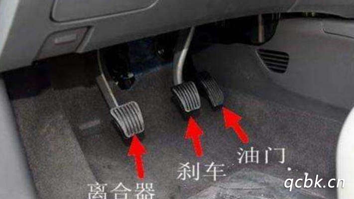 殺車時(shí)先踩離合還是剎車呢