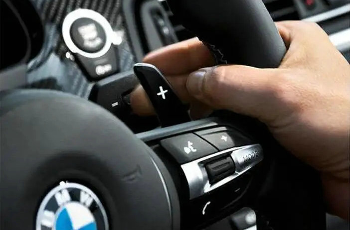 方向盤(pán)換擋撥片怎么用