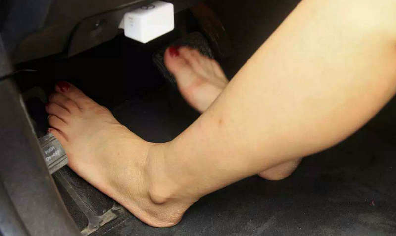 開車可以光腳開嗎
