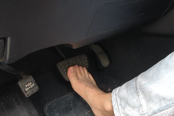 光腳開(kāi)車扣分多少分罰款多少