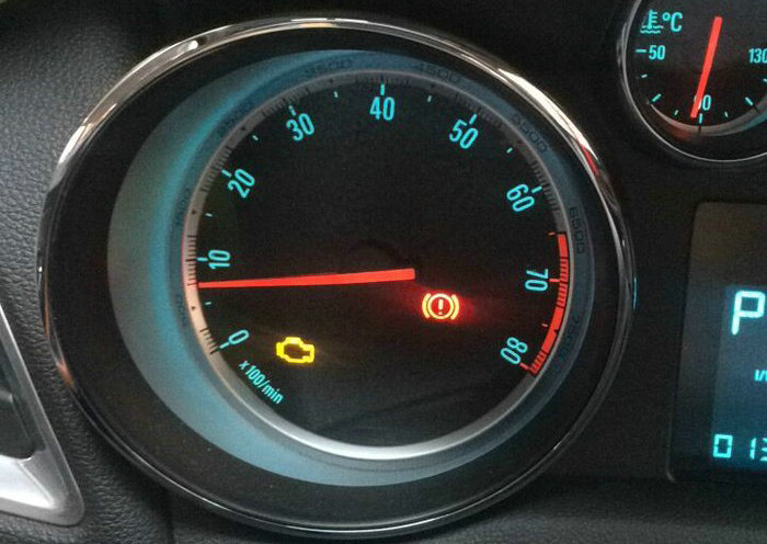 發(fā)動(dòng)機(jī)一直亮黃燈但一切正常怎么回事