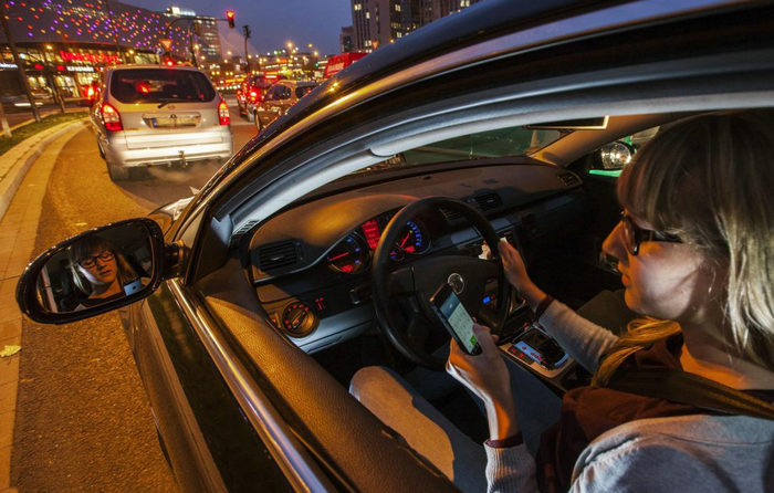 開車拿手機拍照被攝像頭拍到罰多少