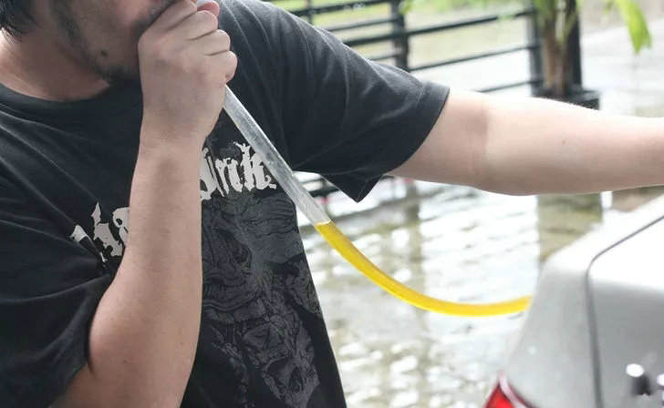 汽車(chē)油箱的油怎么抽出來(lái)