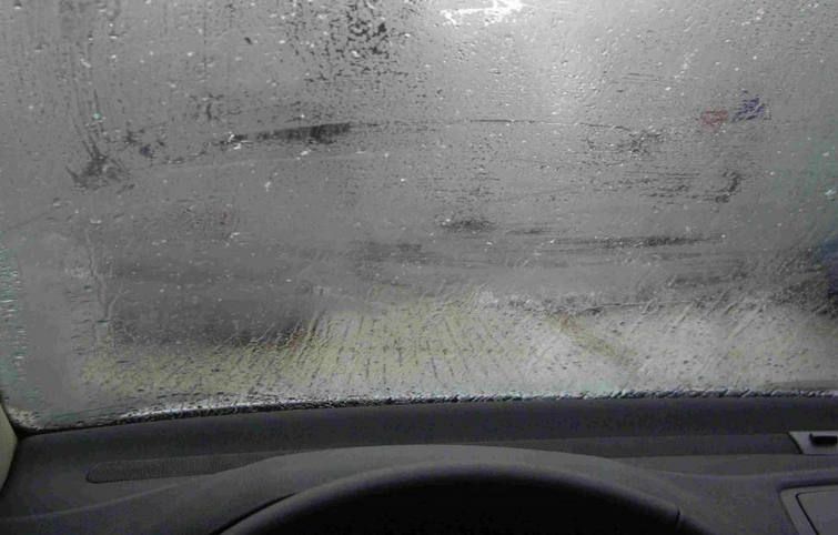 車?yán)锊Ａ嫌徐F氣開(kāi)什么風(fēng)吹