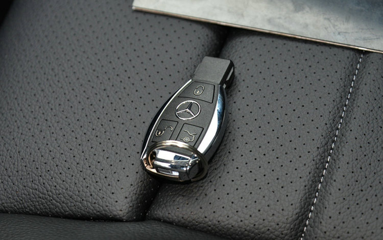 奔馳c200車(chē)鑰匙怎么換電池