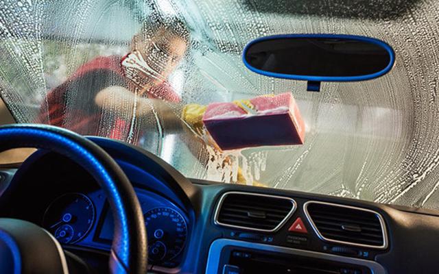 汽車玻璃油膜去除小方法 玻璃去油膜的小竅門(mén)
