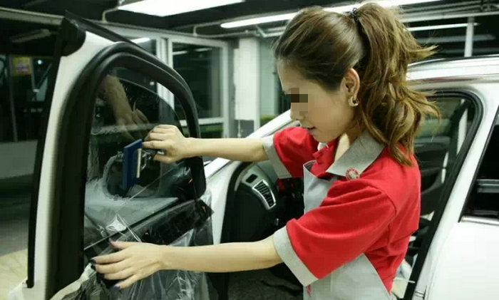 汽車貼膜怎么貼 汽車貼膜教程全過(guò)程