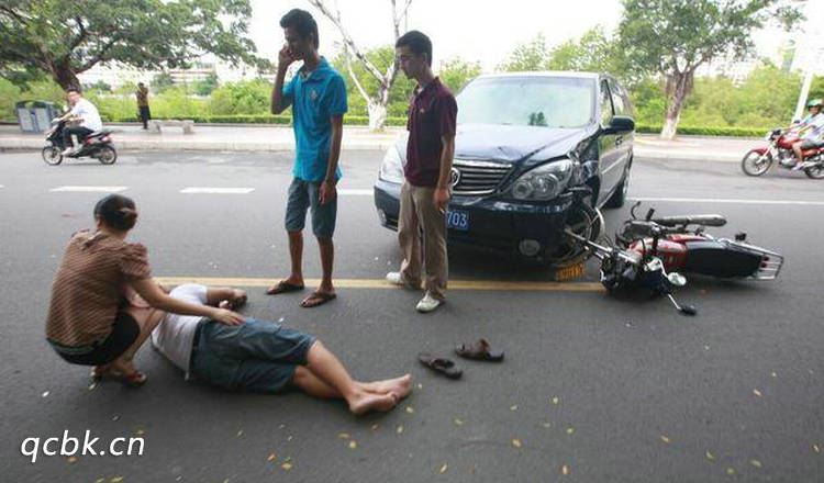 汽車撞了無(wú)牌無(wú)證的摩托車怎么處理