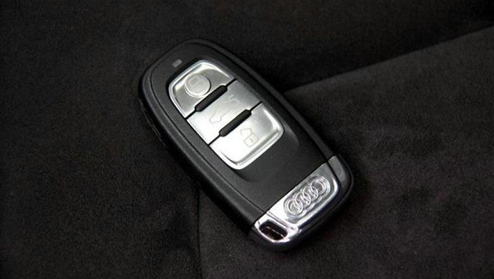 奧迪A4車(chē)鑰匙電池怎么換