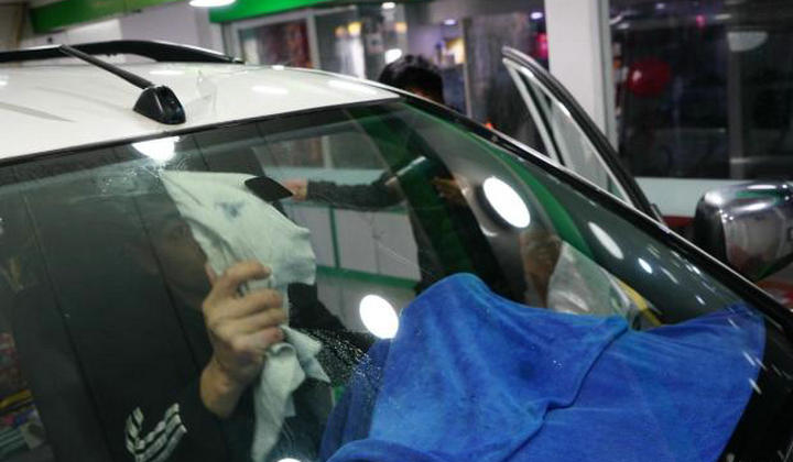 擋風玻璃內側清除的最佳方法