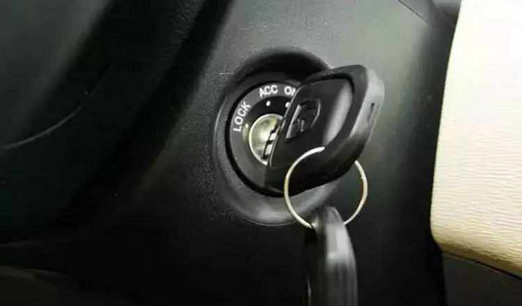 汽車(chē)鑰匙突然擰不動(dòng)怎么回事