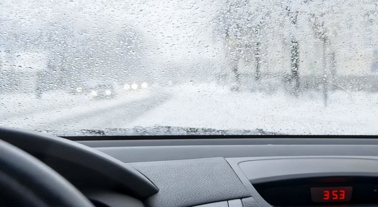 前擋風玻璃容易起霧什么原因