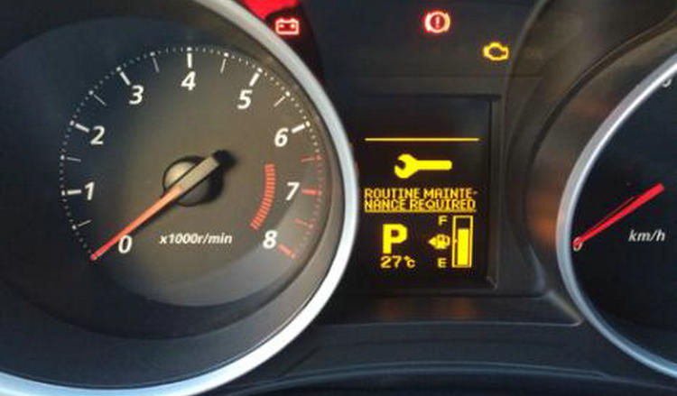 汽車上有個扳手標志一直亮著怎么回事