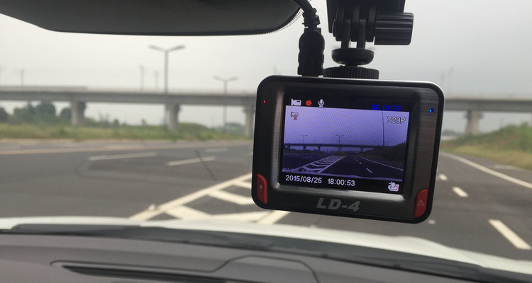 行車記錄儀為什么開一會就自動關機了
