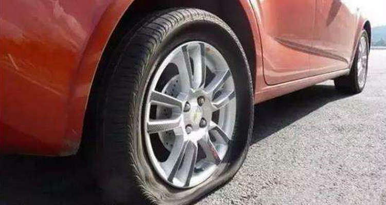 轎車(chē)輪胎側(cè)面劃傷多深要換