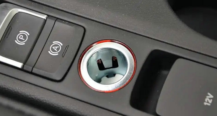 汽車點(diǎn)煙器插口不通電怎么辦