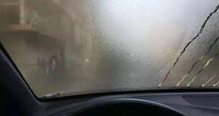 汽車前擋風(fēng)玻璃膜起泡怎么修復(fù)