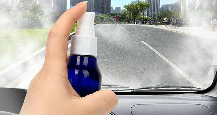 前擋風玻璃里面起霧怎么解決