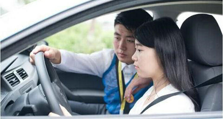 有駕照不會(huì)開(kāi)車找陪練多少錢
