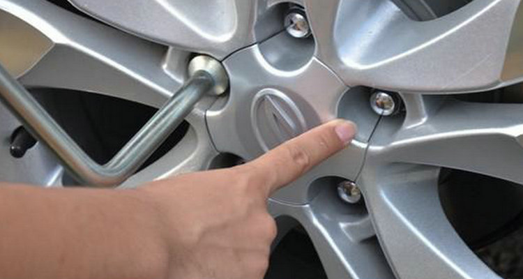 汽車(chē)輪胎螺絲滑牙拆不出來(lái)怎么辦