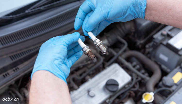 自己更換火花塞簡(jiǎn)單方便嗎