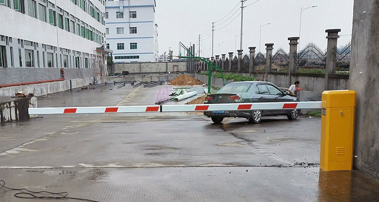 停車場(chǎng)出口抬桿了車沒開出去怎么辦