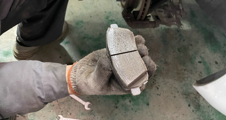 剎車(chē)片冒煙還能開(kāi)車(chē)嗎