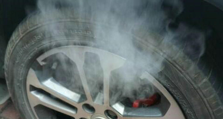 剎車(chē)片冒煙可以澆水嗎