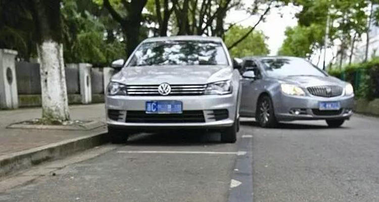 明明車(chē)停著為什么感覺(jué)車(chē)往前走了