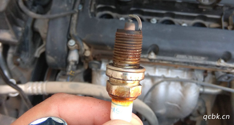 拆下來(lái)的火花塞有油跡咋回事
