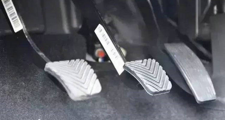 急踩剎車(chē)感覺(jué)碰到地面了什么原因