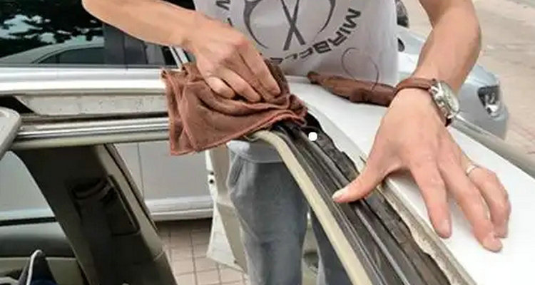 汽車天窗水管漏水到車內(nèi)怎么修