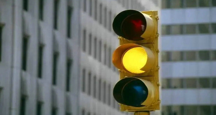 黃燈亮了我開(kāi)過(guò)去了算闖紅燈嗎