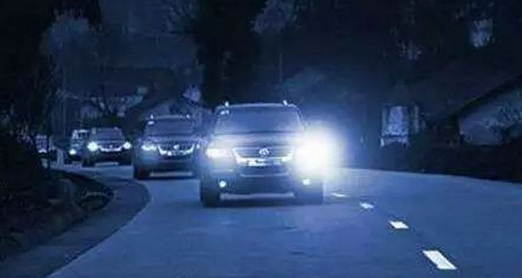 高速遠(yuǎn)光燈還是近光燈