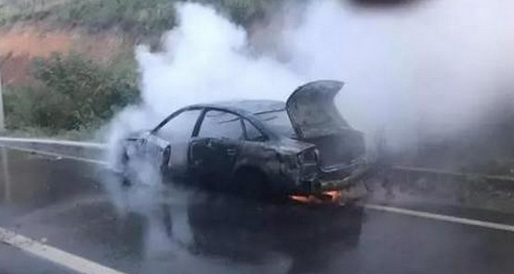 車子冒煙有焦味還能繼續(xù)開嗎