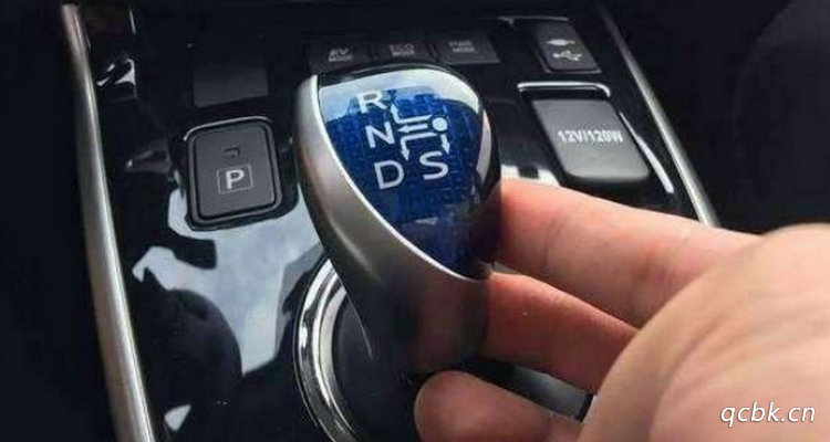 自動擋車掛D檔原地怠速抖動正常嗎