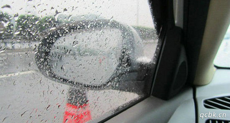 汽車雨天車內(nèi)起霧怎么處理
