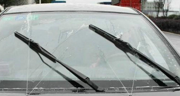 汽車玻璃里面有一層油膜怎么辦