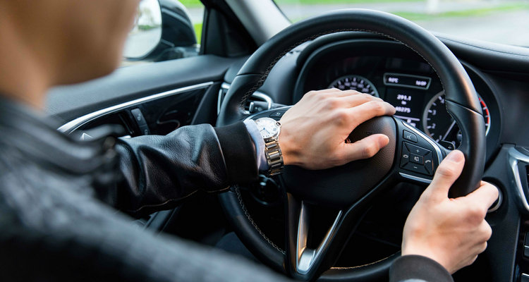 轎車方向盤鎖住了怎么辦